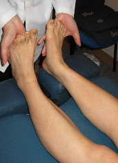 以手掌托著腳底，用力推著，留意患者可有發出一股對衝力。　