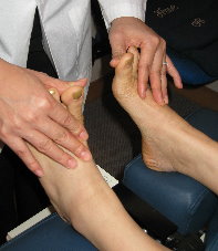 以手把腳趾公向上屈曲，測試連接腳趾公肌肉的肌力。